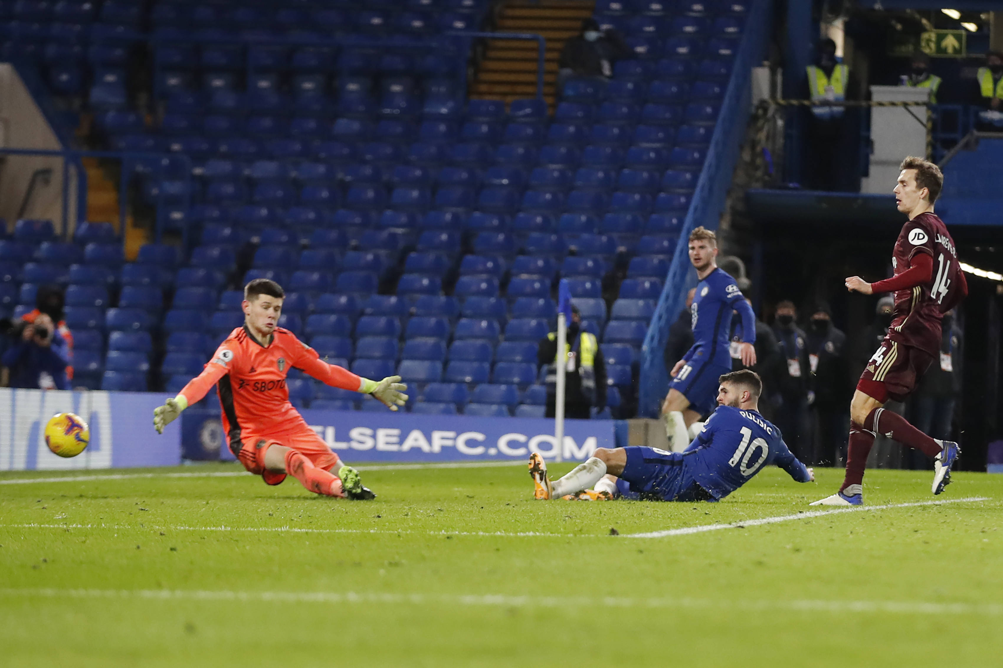 记者：西汉姆对铃木彩艳表现出兴趣，曼联和切尔西也在关注.